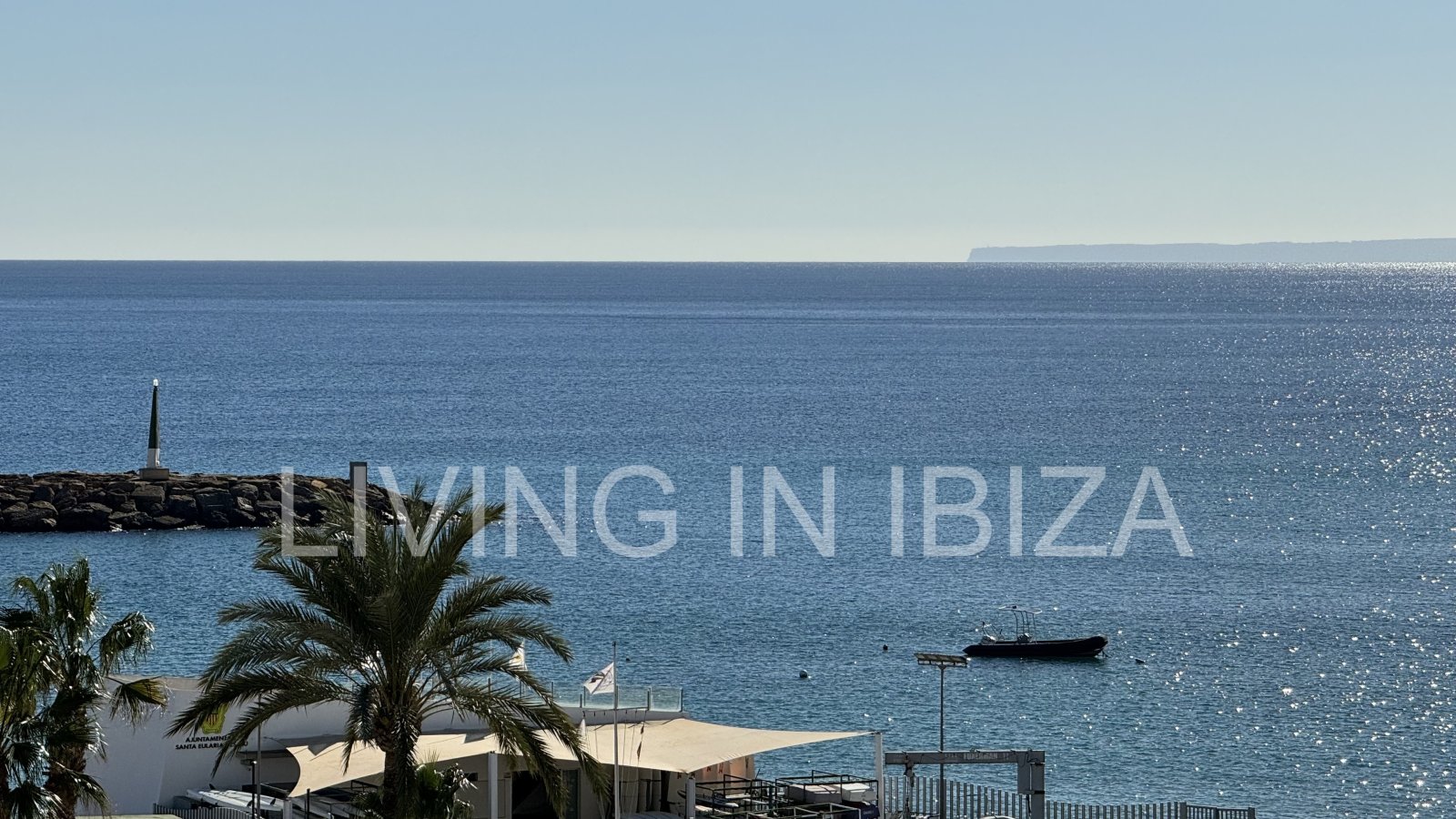 En primera línea, se alquila amplio piso sin muebles con vistas hacia el Puerto Deportivo de Santa Eulalia del Rio y el mar Mediterráneo.