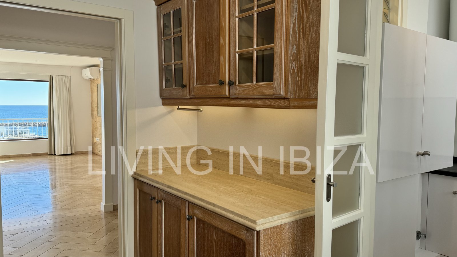 En primera línea, se alquila amplio piso sin muebles con vistas hacia el Puerto Deportivo de Santa Eulalia del Rio y el mar Mediterráneo.