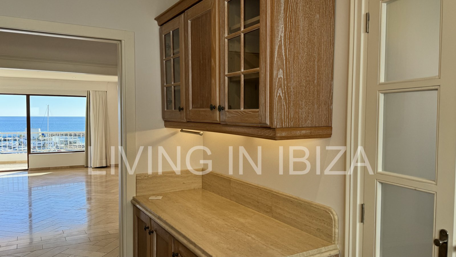 En primera línea, se alquila amplio piso sin muebles con vistas hacia el Puerto Deportivo de Santa Eulalia del Rio y el mar Mediterráneo.