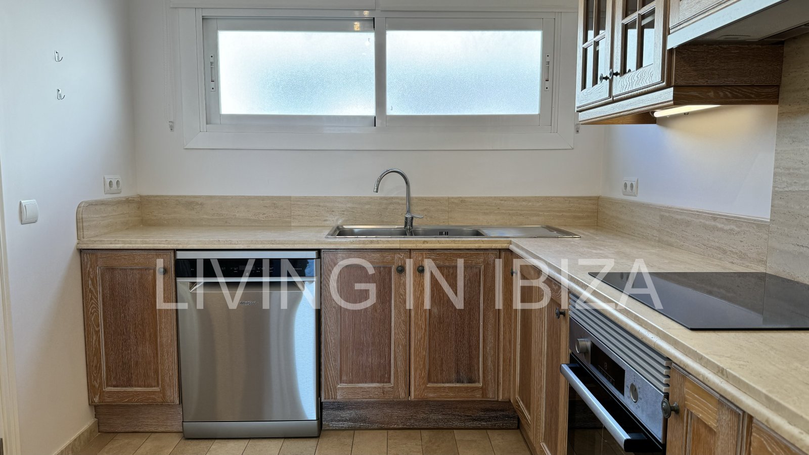 En primera línea, se alquila amplio piso sin muebles con vistas hacia el Puerto Deportivo de Santa Eulalia del Rio y el mar Mediterráneo.