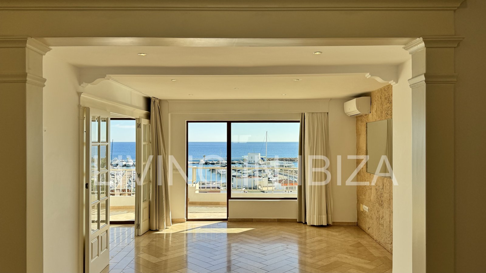 En primera línea, se alquila amplio piso sin muebles con vistas hacia el Puerto Deportivo de Santa Eulalia del Rio y el mar Mediterráneo.