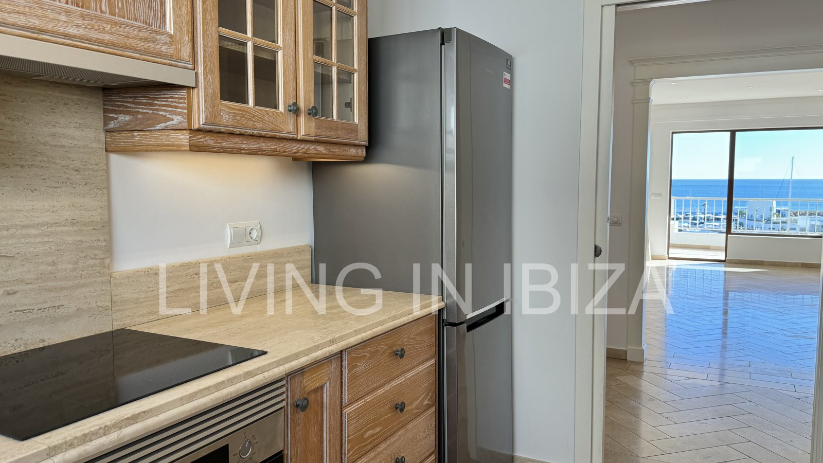 En primera línea, se alquila amplio piso sin muebles con vistas hacia el Puerto Deportivo de Santa Eulalia del Rio y el mar Mediterráneo.