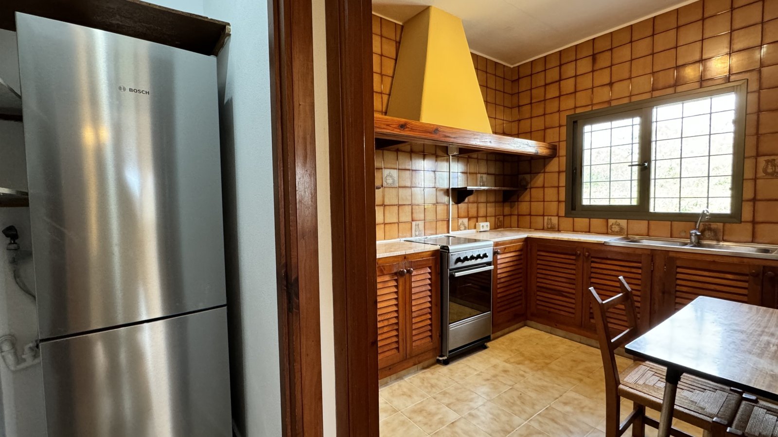 ALQUILER ANUAL. Casa independiente, ubicada cerca de la playa de Cala Pada, en Santa Eulalia del Río (Ibiza). 3 dormitorios, 2 baños, piscina, jardín