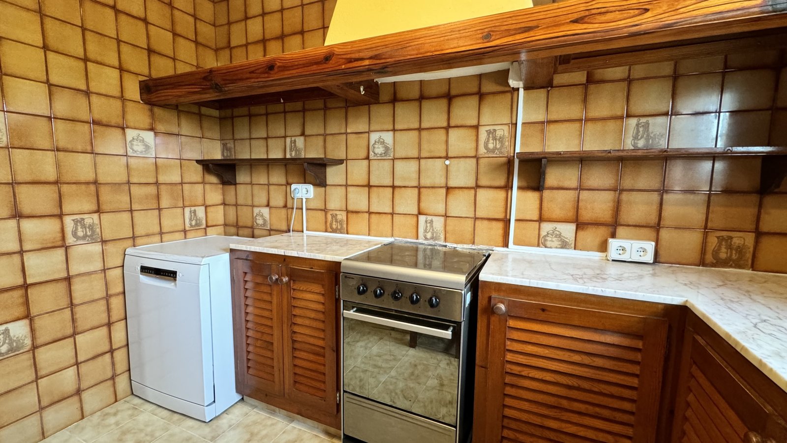 ALQUILER ANUAL. Casa independiente, ubicada cerca de la playa de Cala Pada, en Santa Eulalia del Río (Ibiza). 3 dormitorios, 2 baños, piscina, jardín