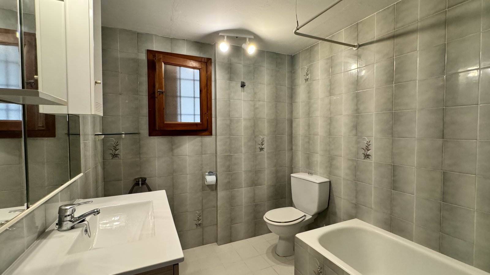 ALQUILER ANUAL. Casa independiente, ubicada cerca de la playa de Cala Pada, en Santa Eulalia del Río (Ibiza). 3 dormitorios, 2 baños, piscina, jardín