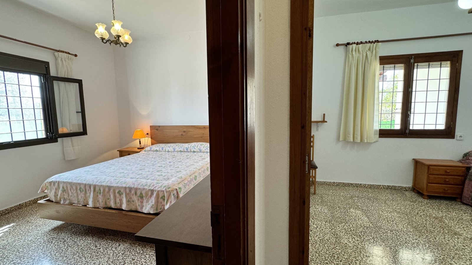 ALQUILER ANUAL. Casa independiente, ubicada cerca de la playa de Cala Pada, en Santa Eulalia del Río (Ibiza). 3 dormitorios, 2 baños, piscina, jardín