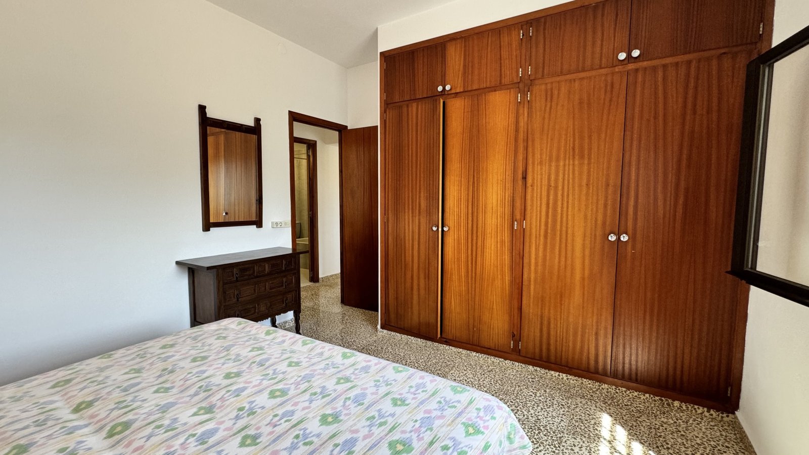 ALQUILER ANUAL. Casa independiente, ubicada cerca de la playa de Cala Pada, en Santa Eulalia del Río (Ibiza). 3 dormitorios, 2 baños, piscina, jardín