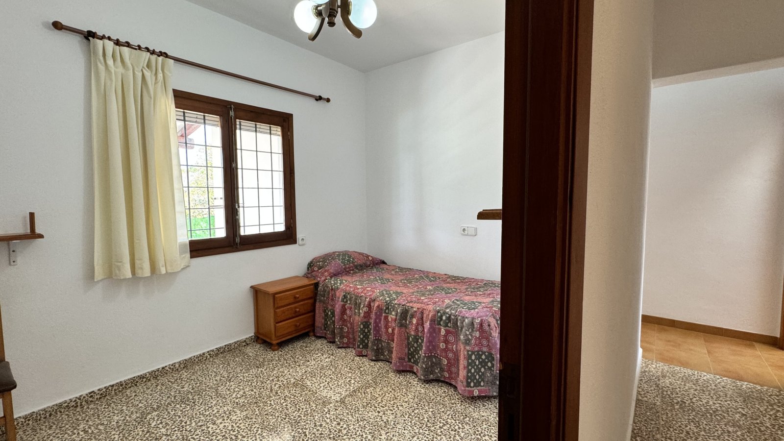 ALQUILER ANUAL. Casa independiente, ubicada cerca de la playa de Cala Pada, en Santa Eulalia del Río (Ibiza). 3 dormitorios, 2 baños, piscina, jardín