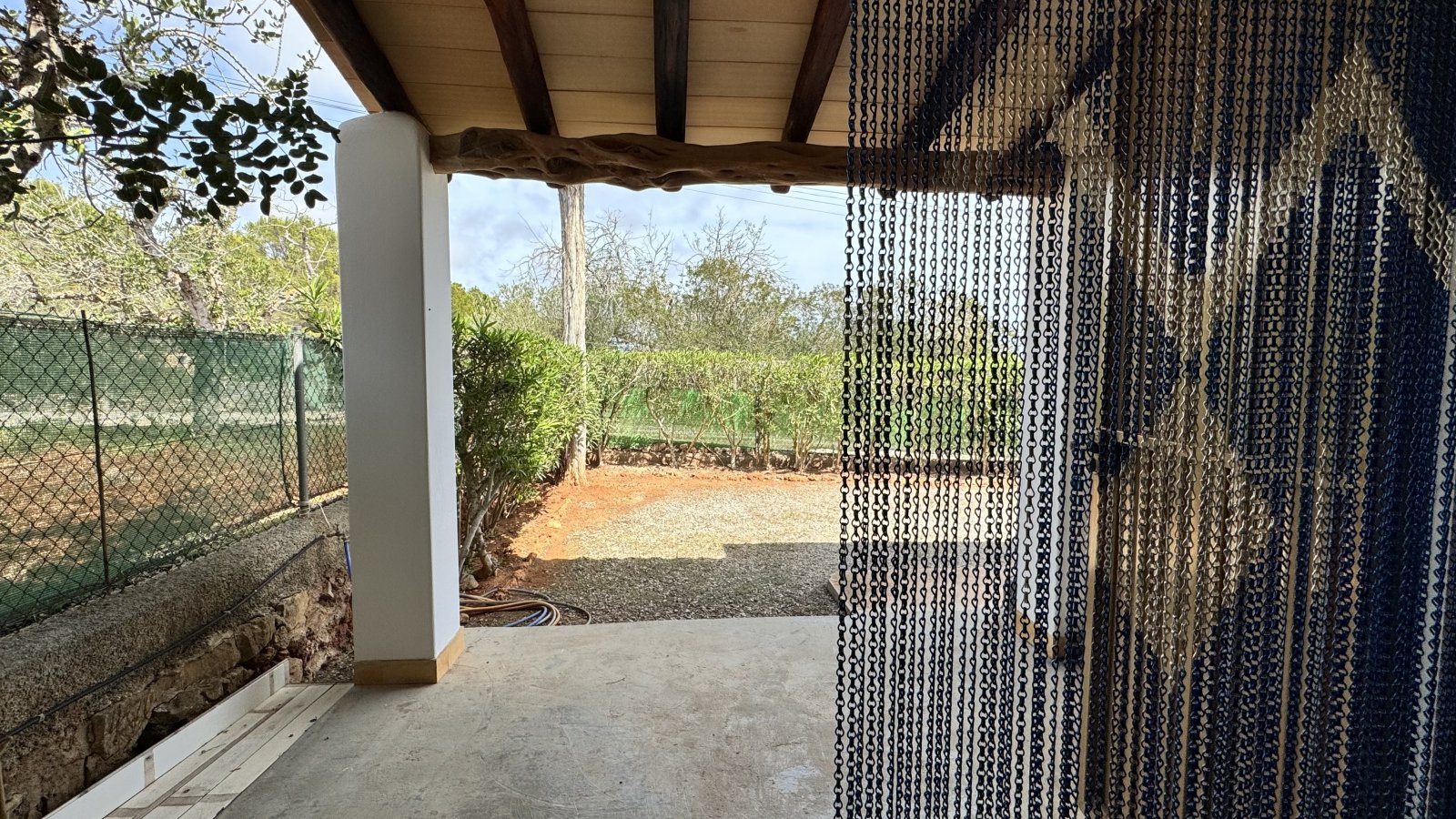 ALQUILER ANUAL. Casa independiente, ubicada cerca de la playa de Cala Pada, en Santa Eulalia del Río (Ibiza). 3 dormitorios, 2 baños, piscina, jardín