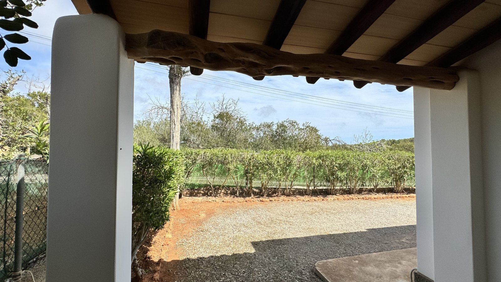 ALQUILER ANUAL. Casa independiente, ubicada cerca de la playa de Cala Pada, en Santa Eulalia del Río (Ibiza). 3 dormitorios, 2 baños, piscina, jardín