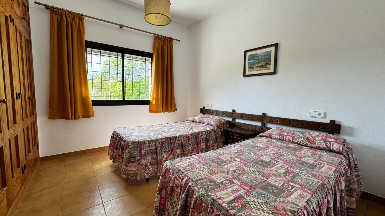 ALQUILER ANUAL. Casa independiente, ubicada cerca de la playa de Cala Pada, en Santa Eulalia del Río (Ibiza). 3 dormitorios, 2 baños, piscina, jardín