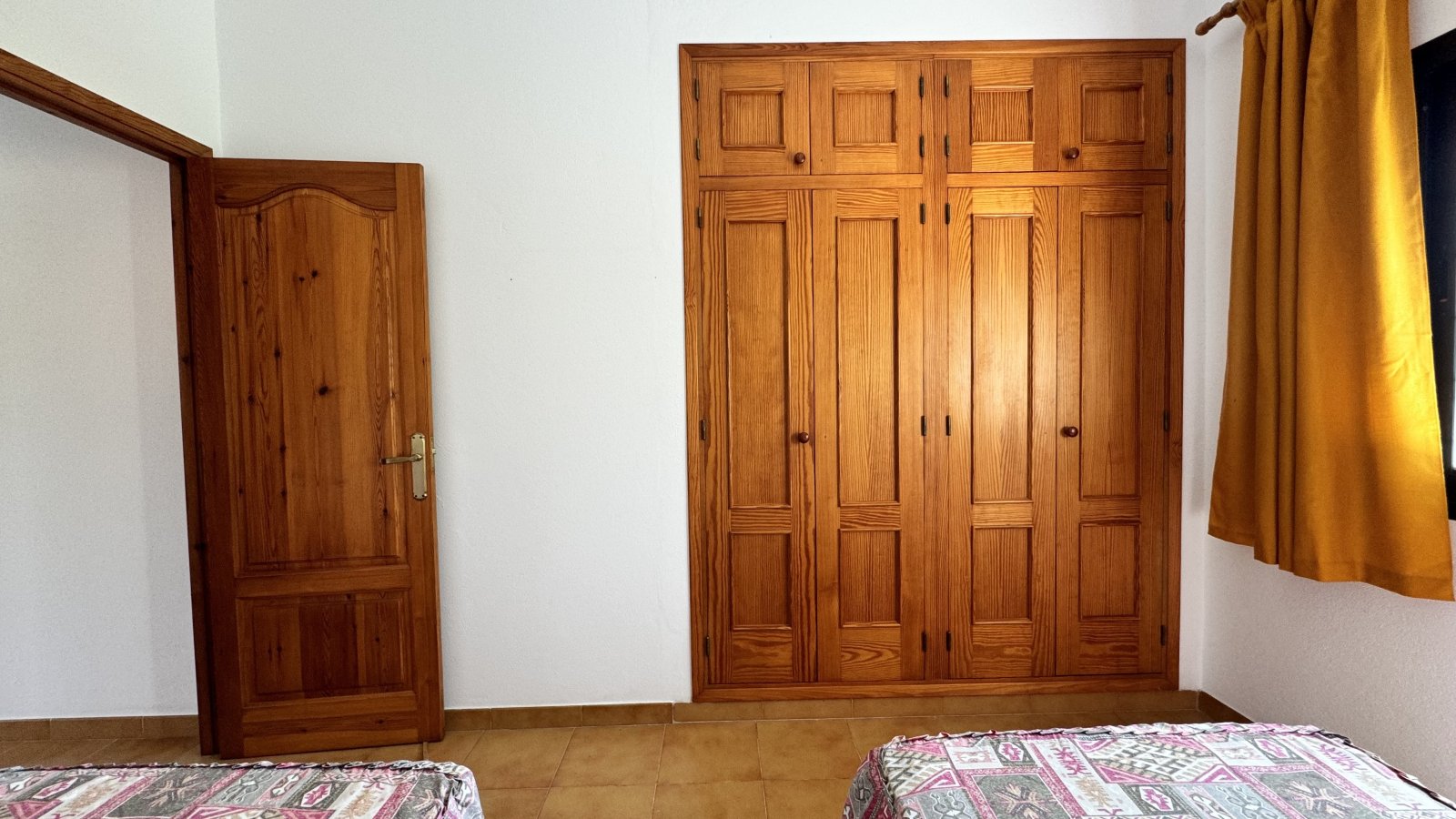 ALQUILER ANUAL. Casa independiente, ubicada cerca de la playa de Cala Pada, en Santa Eulalia del Río (Ibiza). 3 dormitorios, 2 baños, piscina, jardín