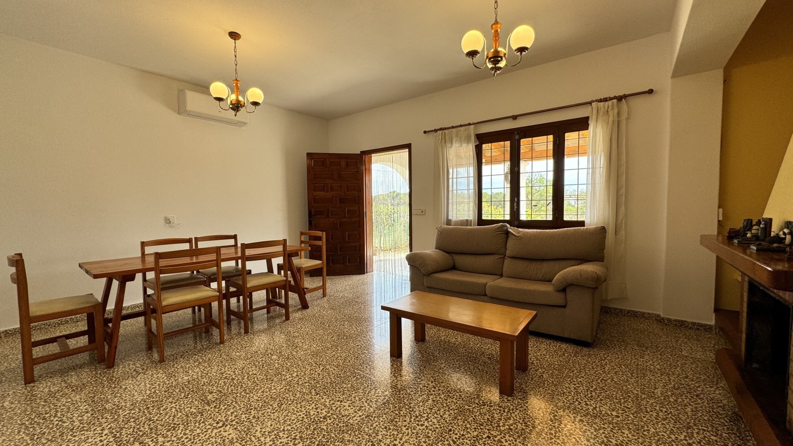 ALQUILER ANUAL. Casa independiente, ubicada cerca de la playa de Cala Pada, en Santa Eulalia del Río (Ibiza). 3 dormitorios, 2 baños, piscina, jardín