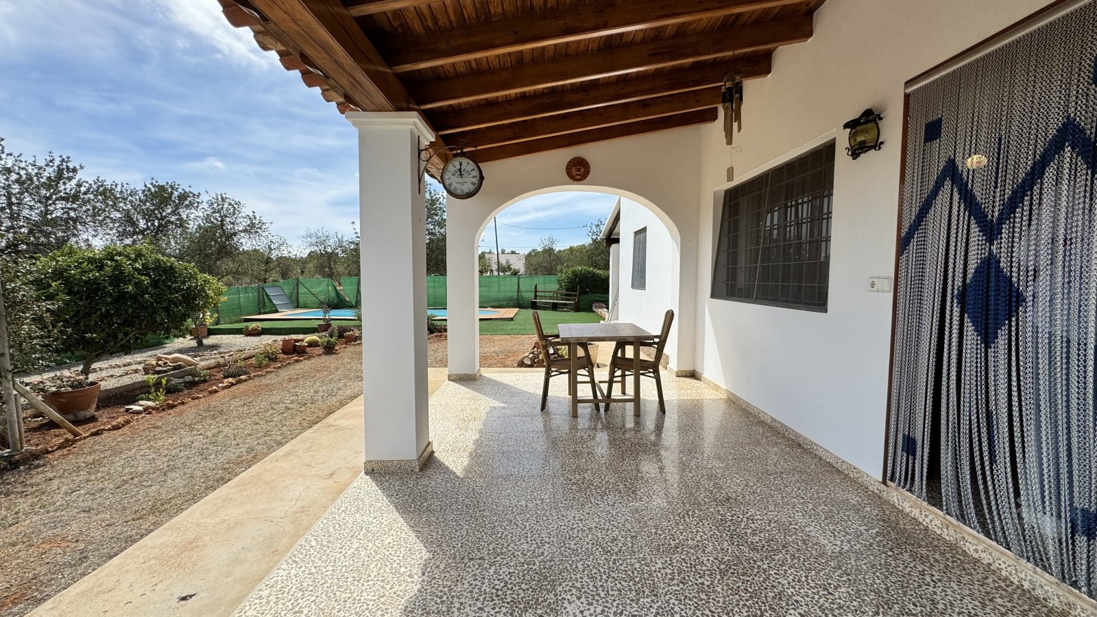 ALQUILER ANUAL. Casa independiente, ubicada cerca de la playa de Cala Pada, en Santa Eulalia del Río (Ibiza). 3 dormitorios, 2 baños, piscina, jardín
