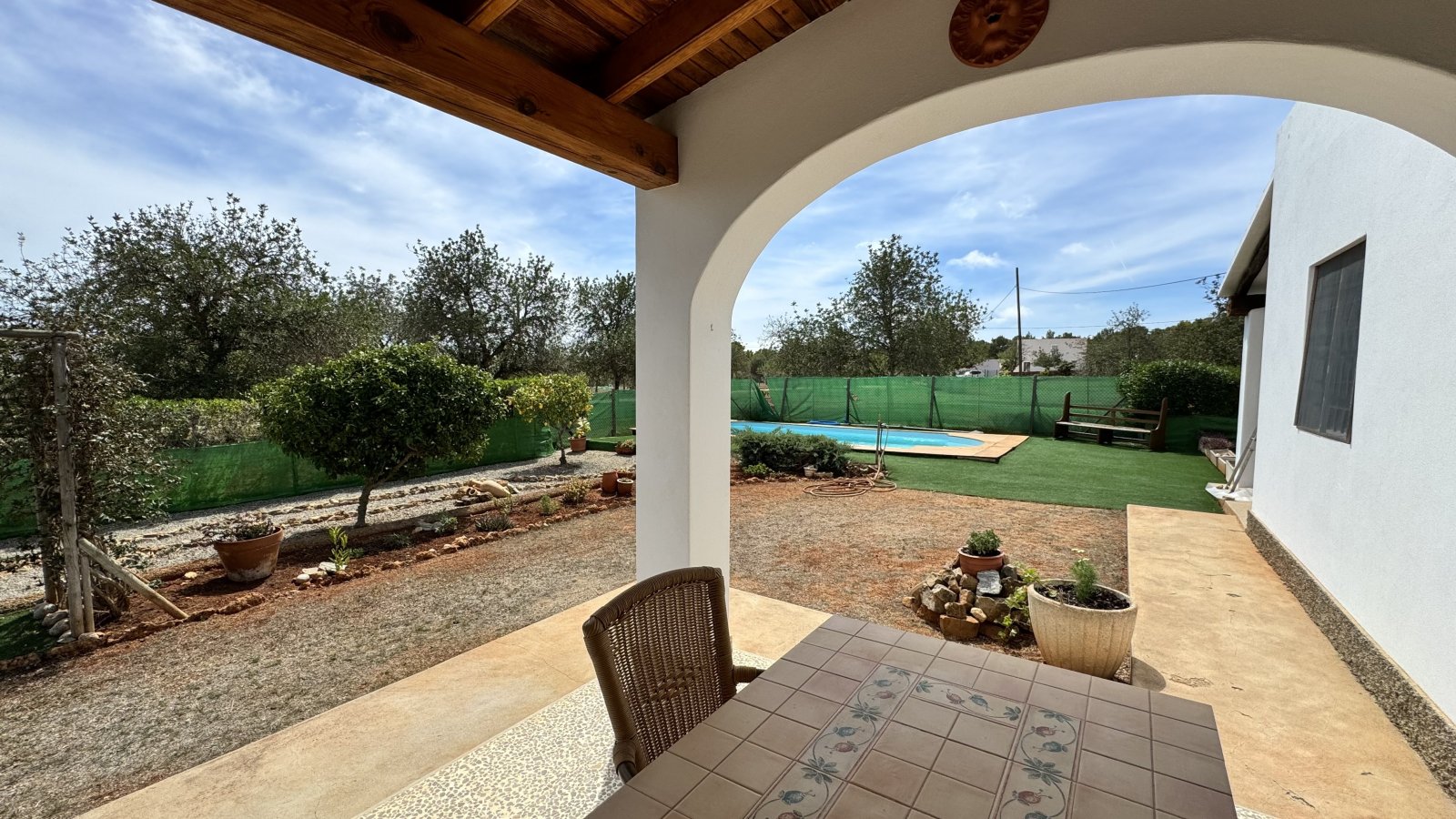 ALQUILER ANUAL. Casa independiente, ubicada cerca de la playa de Cala Pada, en Santa Eulalia del Río (Ibiza). 3 dormitorios, 2 baños, piscina, jardín