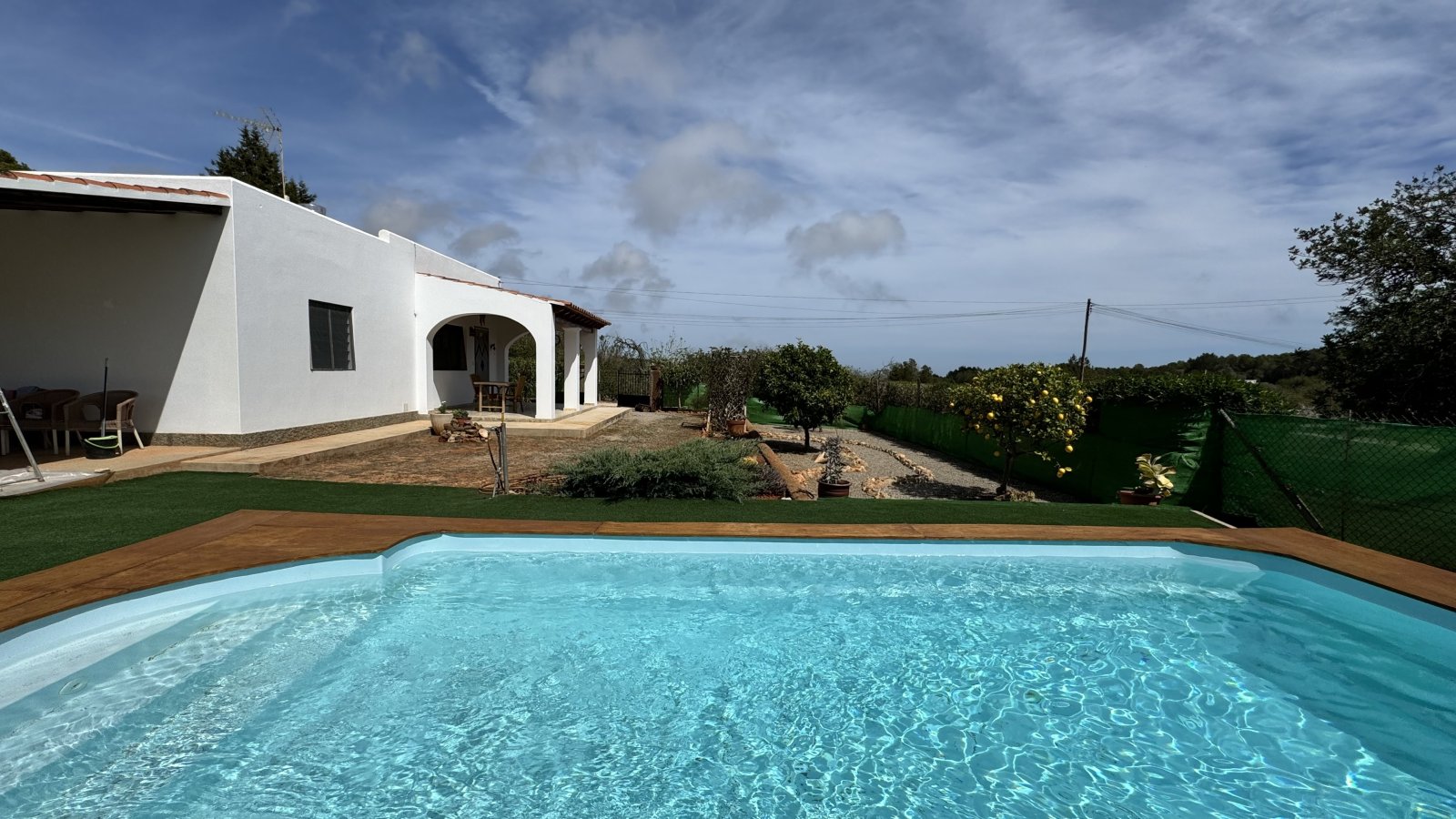 ALQUILER ANUAL. Casa independiente, ubicada cerca de la playa de Cala Pada, en Santa Eulalia del Río (Ibiza). 3 dormitorios, 2 baños, piscina, jardín