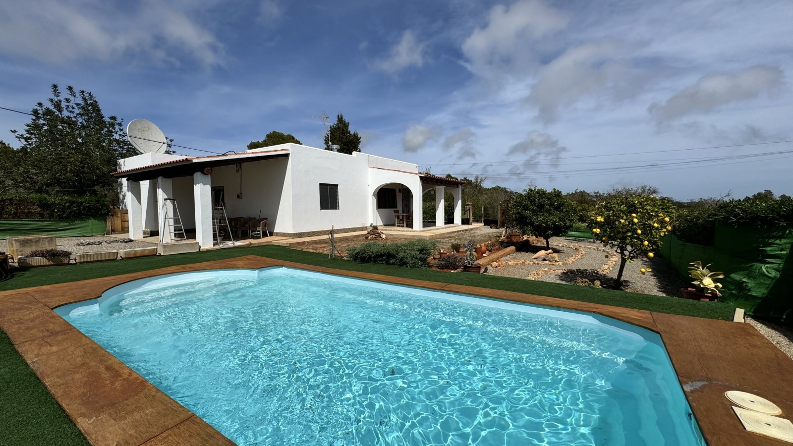ALQUILER ANUAL. Casa independiente, ubicada cerca de la playa de Cala Pada, en Santa Eulalia del Río (Ibiza). 3 dormitorios, 2 baños, piscina, jardín