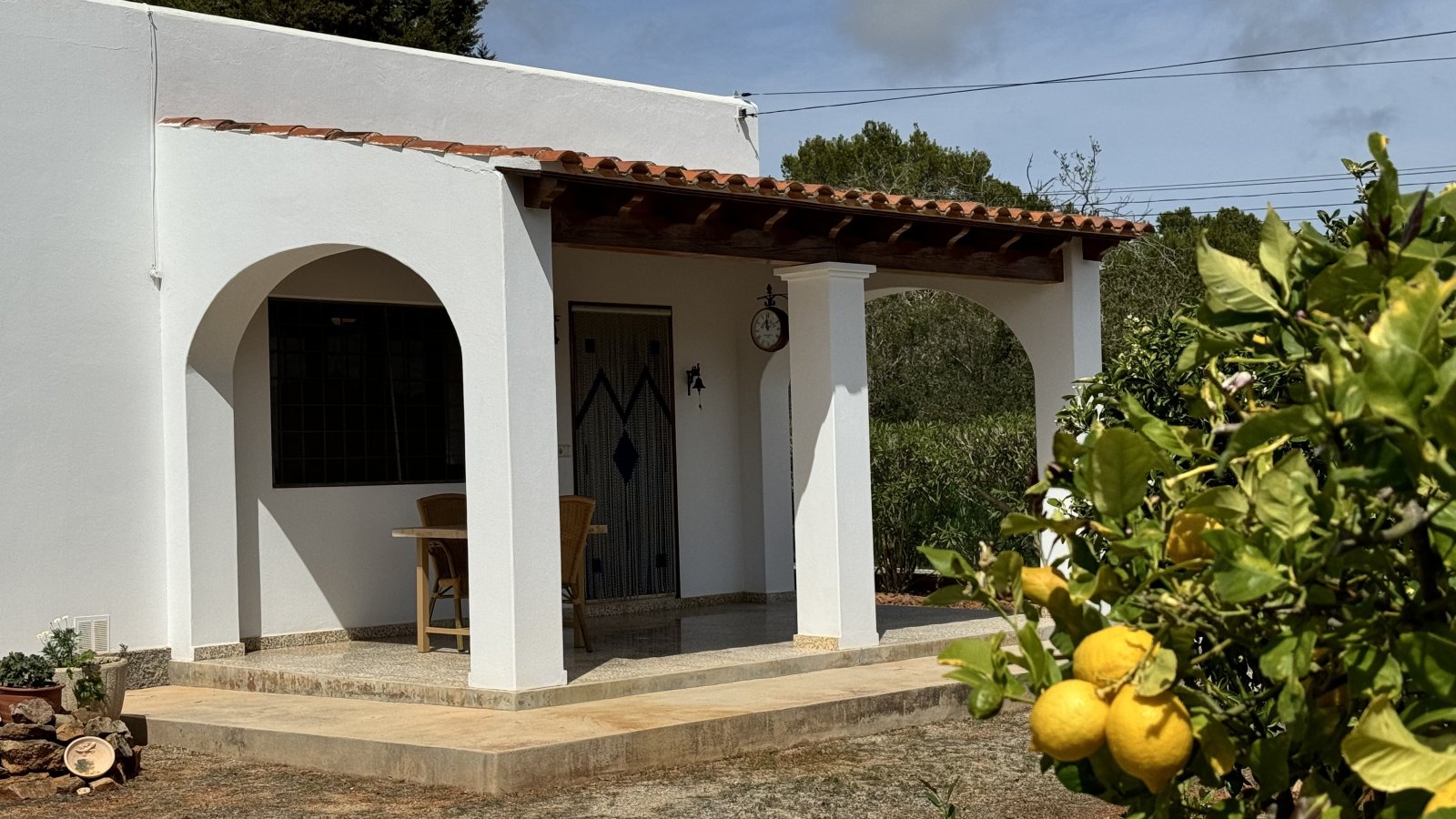 ALQUILER ANUAL. Casa independiente, ubicada cerca de la playa de Cala Pada, en Santa Eulalia del Río (Ibiza). 3 dormitorios, 2 baños, piscina, jardín