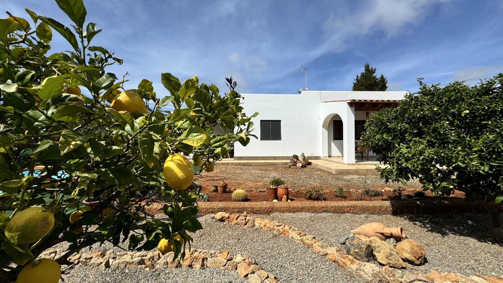 ALQUILER ANUAL. Casa independiente, ubicada cerca de la playa de Cala Pada, en Santa Eulalia del Río (Ibiza). 3 dormitorios, 2 baños, piscina, jardín
