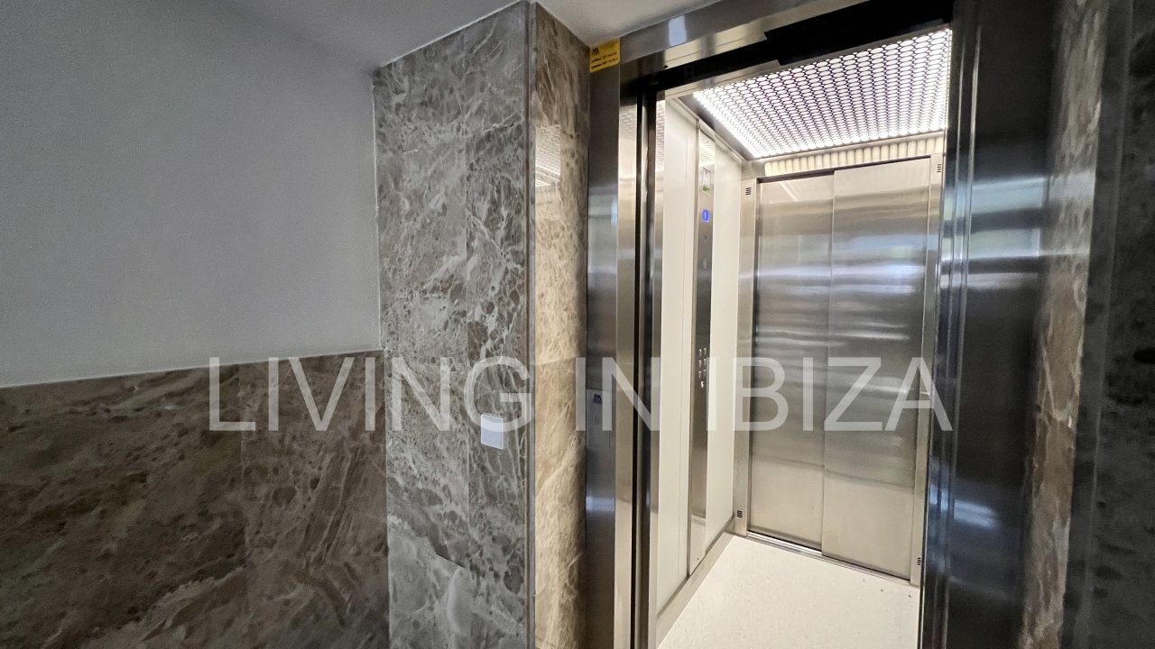 Alquiler larga temporada/contrato anual, piso antiguo recién reformado de aprox. 100 m2 con techos altos en el emblemático Paseo de Vara de Rey de Ibi