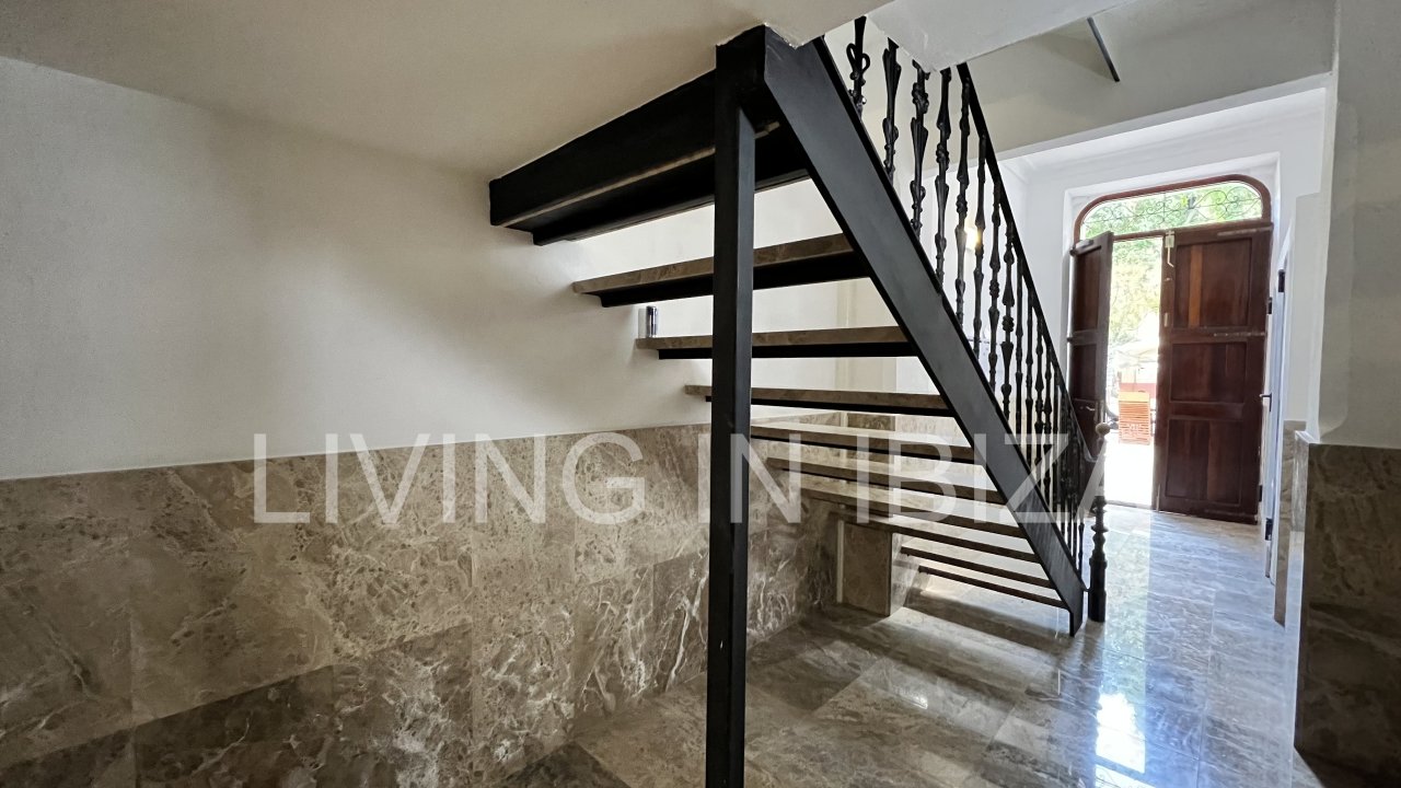 Alquiler larga temporada/contrato anual, piso antiguo recién reformado de aprox. 100 m2 con techos altos en el emblemático Paseo de Vara de Rey de Ibi