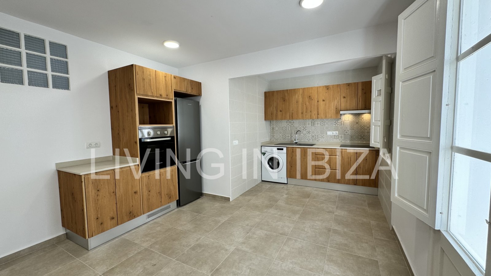 Alquiler larga temporada/contrato anual, piso antiguo recién reformado de aprox. 100 m2 con techos altos en el emblemático Paseo de Vara de Rey de Ibi