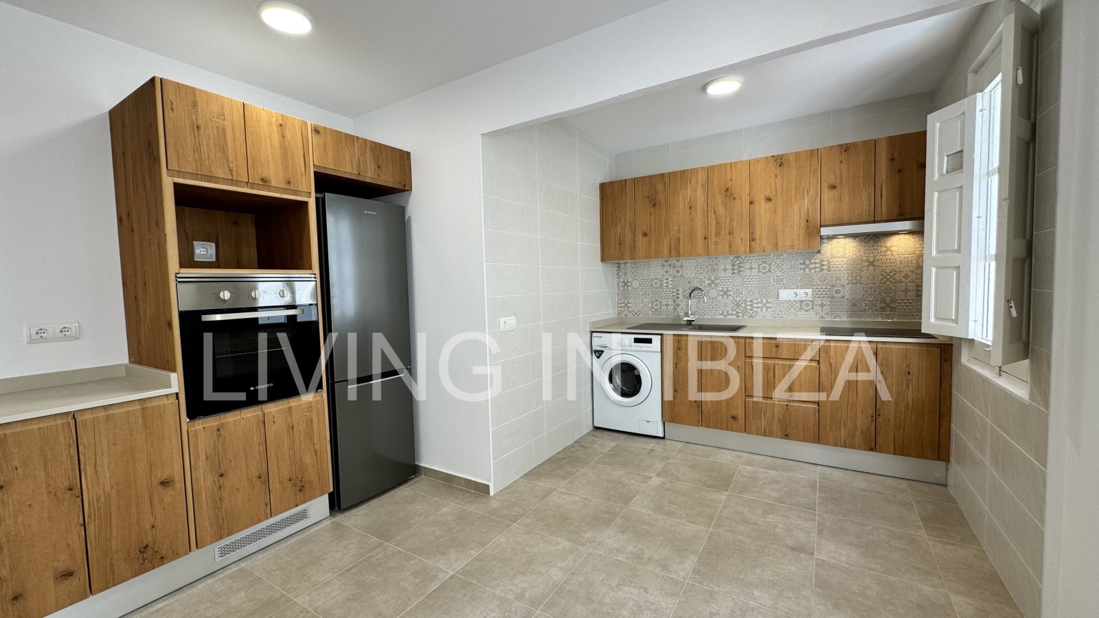 Alquiler larga temporada/contrato anual, piso antiguo recién reformado de aprox. 100 m2 con techos altos en el emblemático Paseo de Vara de Rey de Ibi