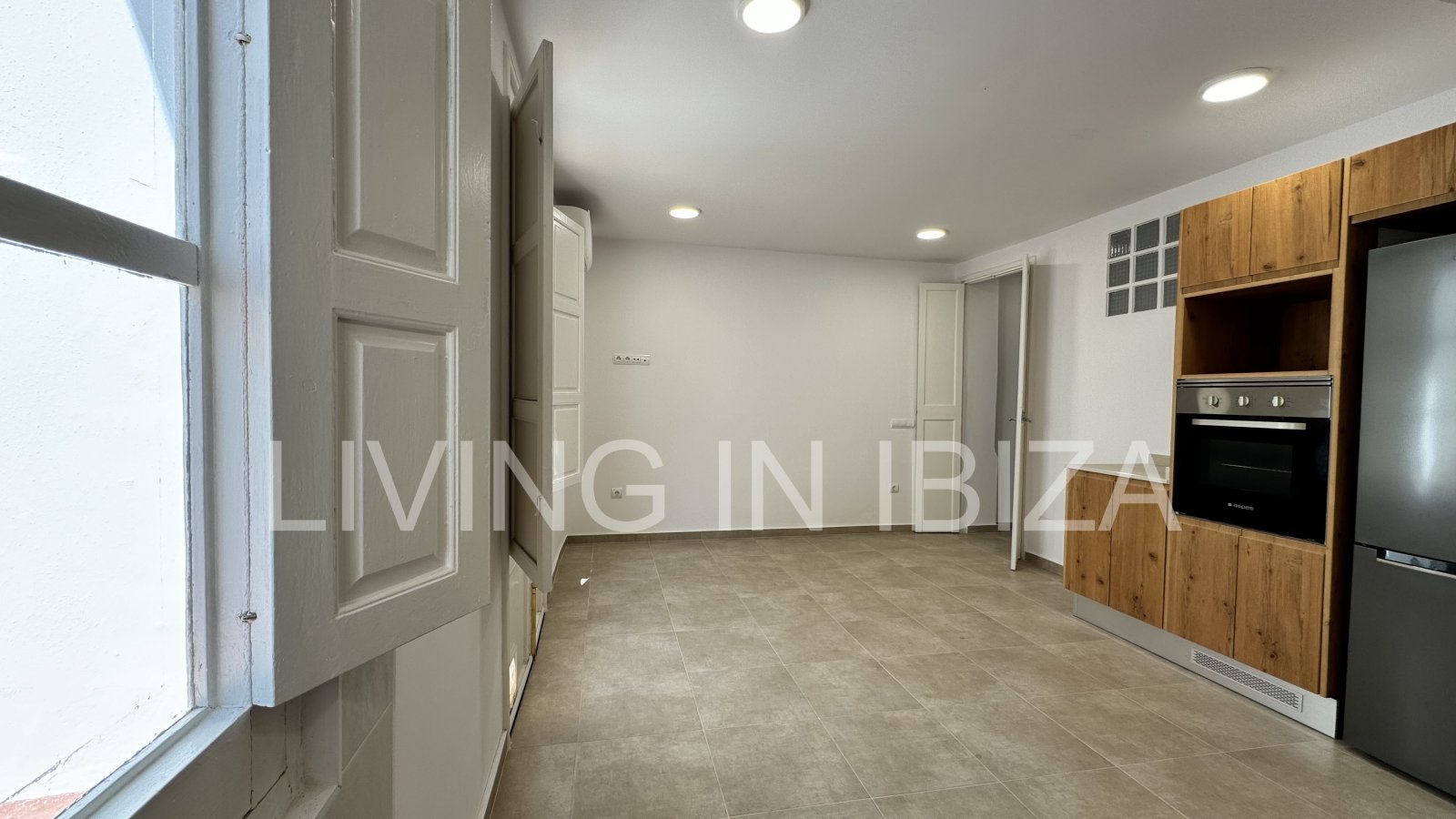 Alquiler larga temporada/contrato anual, piso antiguo recién reformado de aprox. 100 m2 con techos altos en el emblemático Paseo de Vara de Rey de Ibi