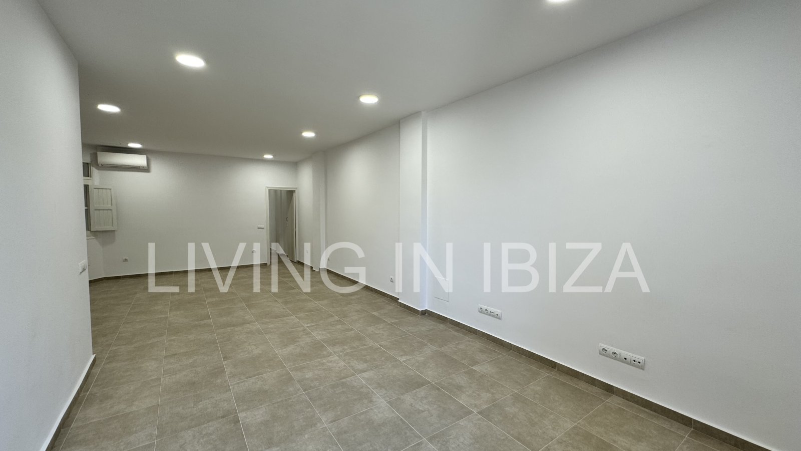 Alquiler larga temporada/contrato anual, piso antiguo recién reformado de aprox. 100 m2 con techos altos en el emblemático Paseo de Vara de Rey de Ibi