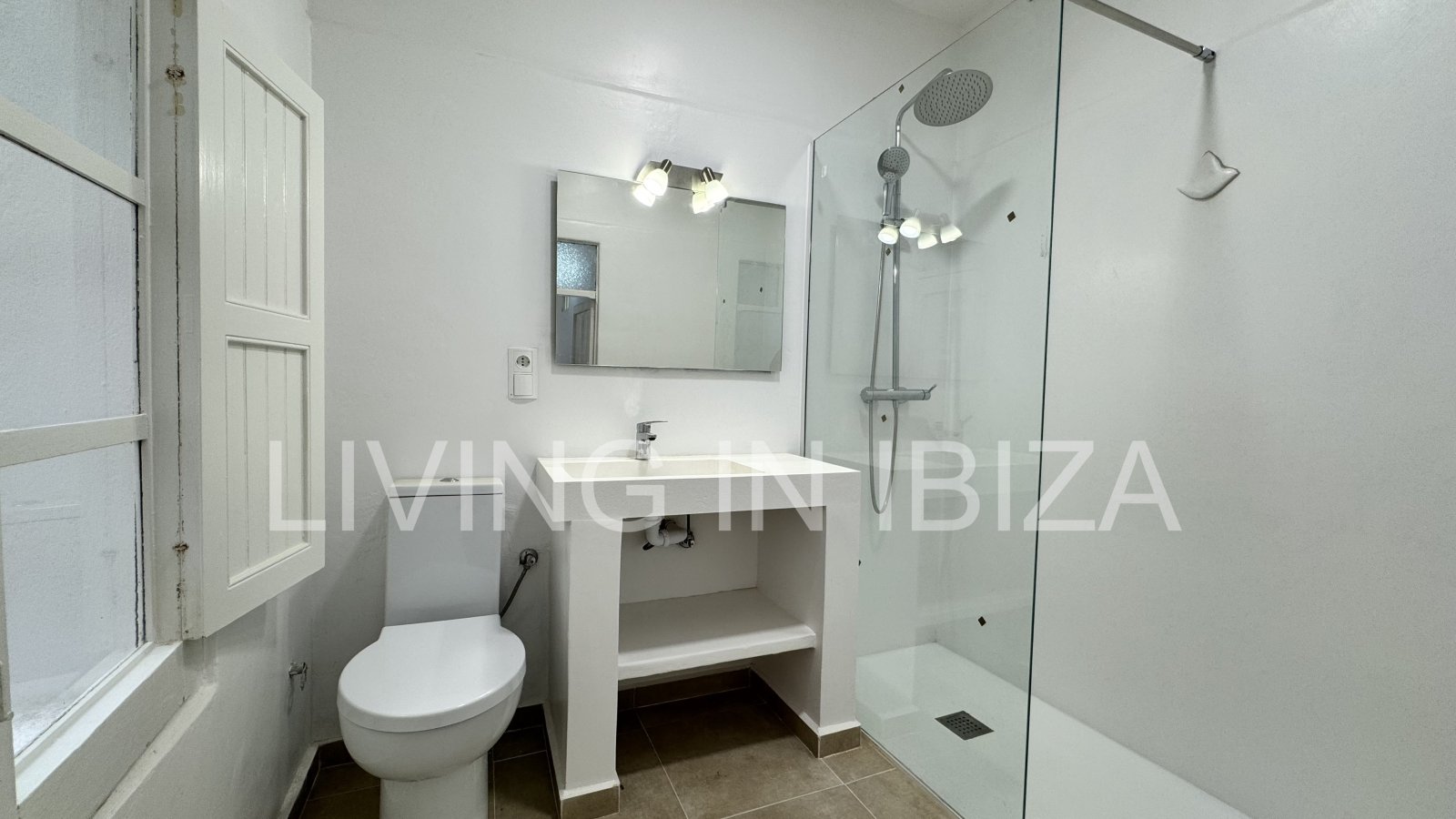 Alquiler larga temporada/contrato anual, piso antiguo recién reformado de aprox. 100 m2 con techos altos en el emblemático Paseo de Vara de Rey de Ibi