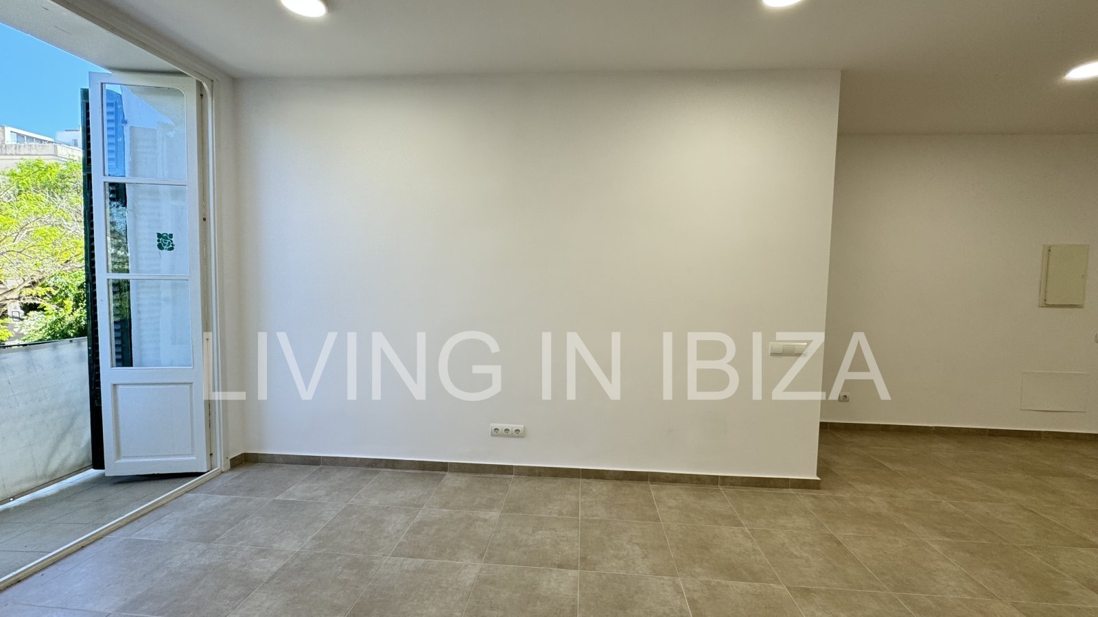 Alquiler larga temporada/contrato anual, piso antiguo recién reformado de aprox. 100 m2 con techos altos en el emblemático Paseo de Vara de Rey de Ibi