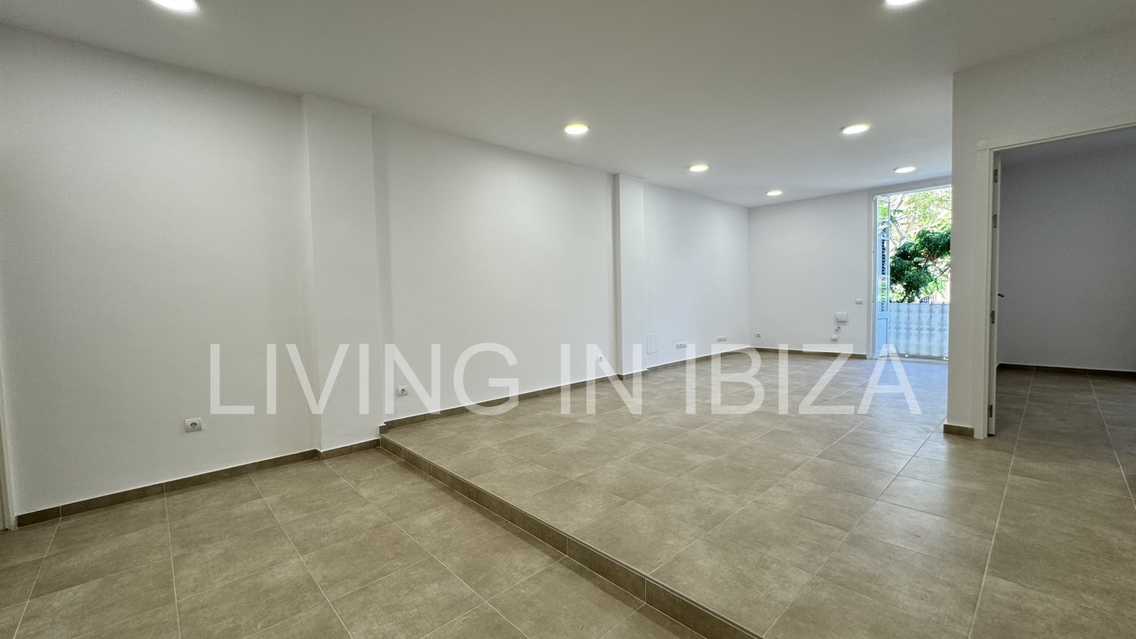 Alquiler larga temporada/contrato anual, piso antiguo recién reformado de aprox. 100 m2 con techos altos en el emblemático Paseo de Vara de Rey de Ibi