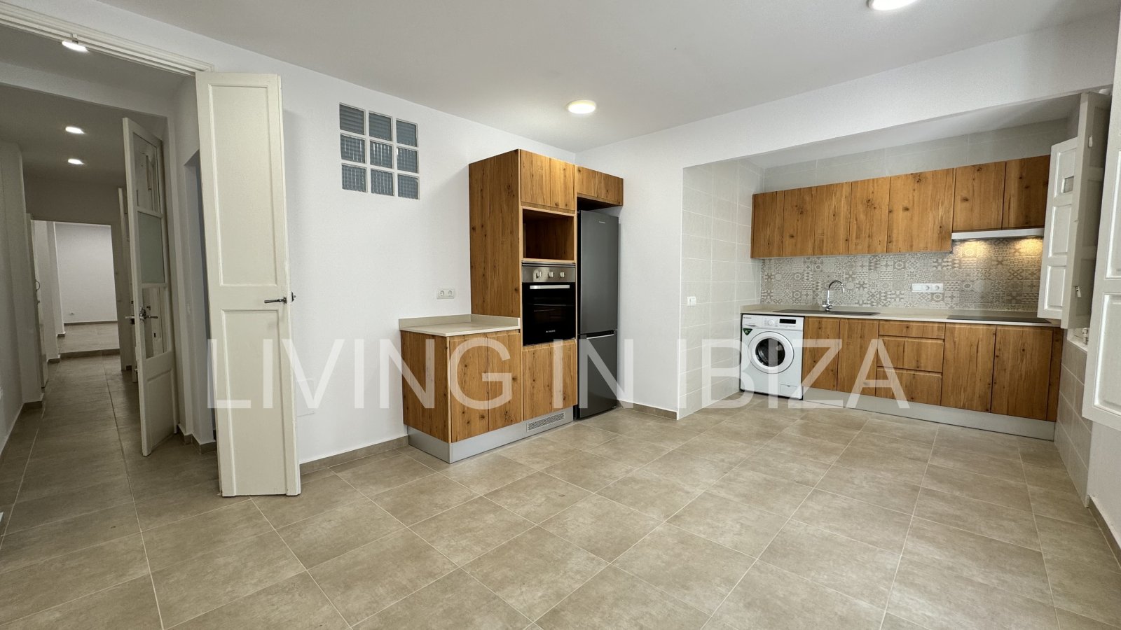 Alquiler larga temporada/contrato anual, piso antiguo recién reformado de aprox. 100 m2 con techos altos en el emblemático Paseo de Vara de Rey de Ibi