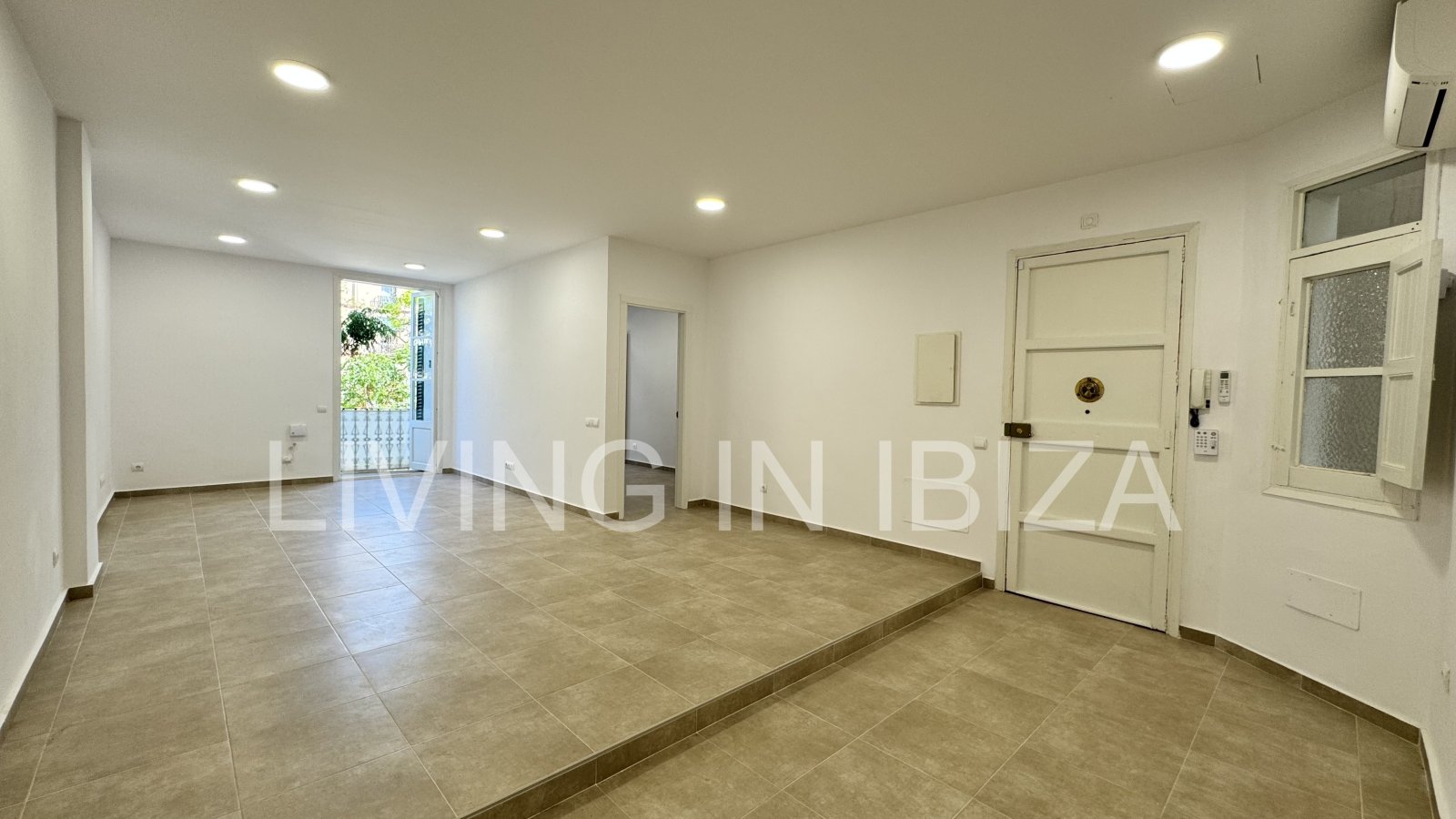 Alquiler larga temporada/contrato anual, piso antiguo recién reformado de aprox. 100 m2 con techos altos en el emblemático Paseo de Vara de Rey de Ibi