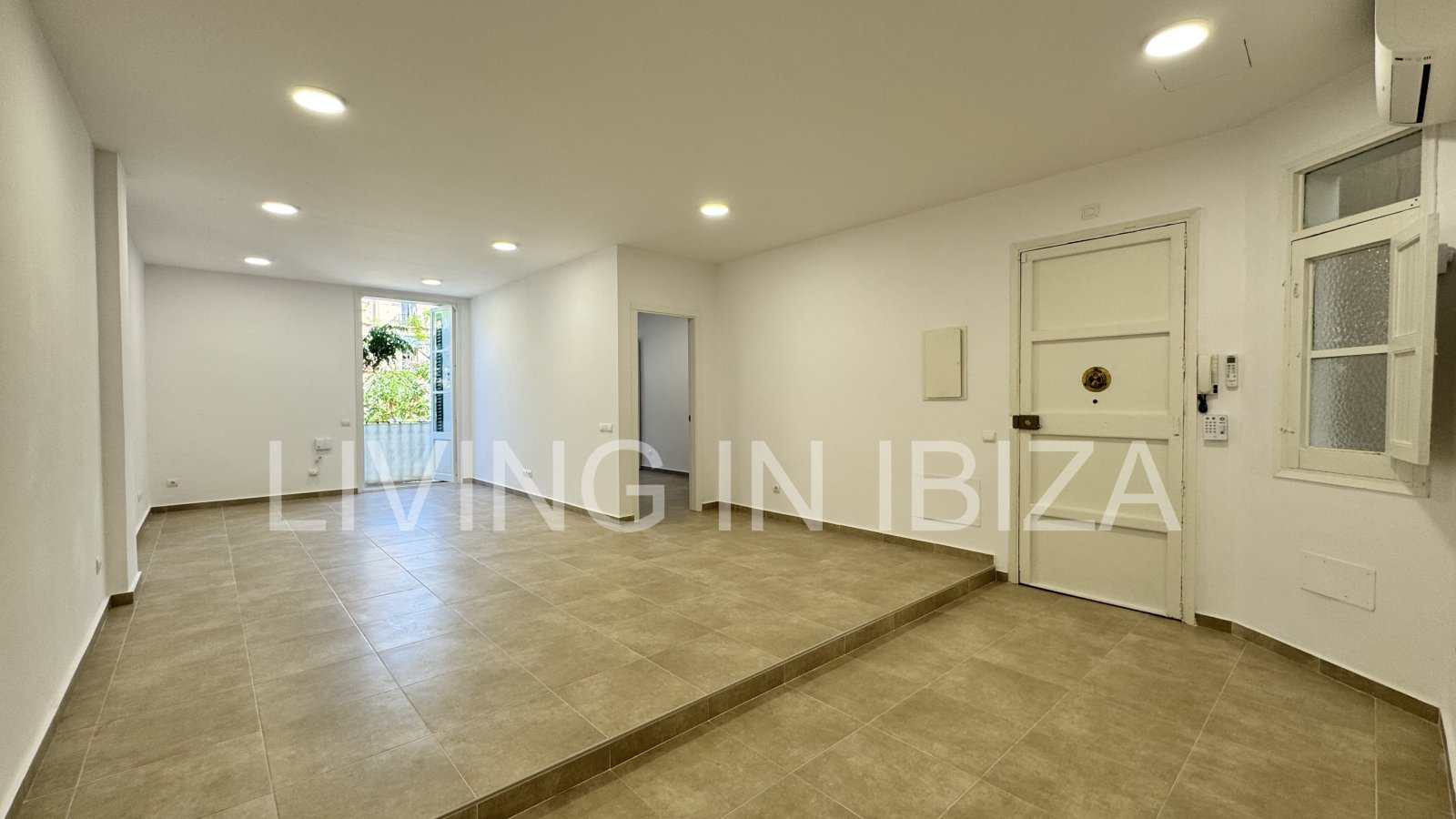 Alquiler larga temporada/contrato anual, piso antiguo recién reformado de aprox. 100 m2 con techos altos en el emblemático Paseo de Vara de Rey de Ibi