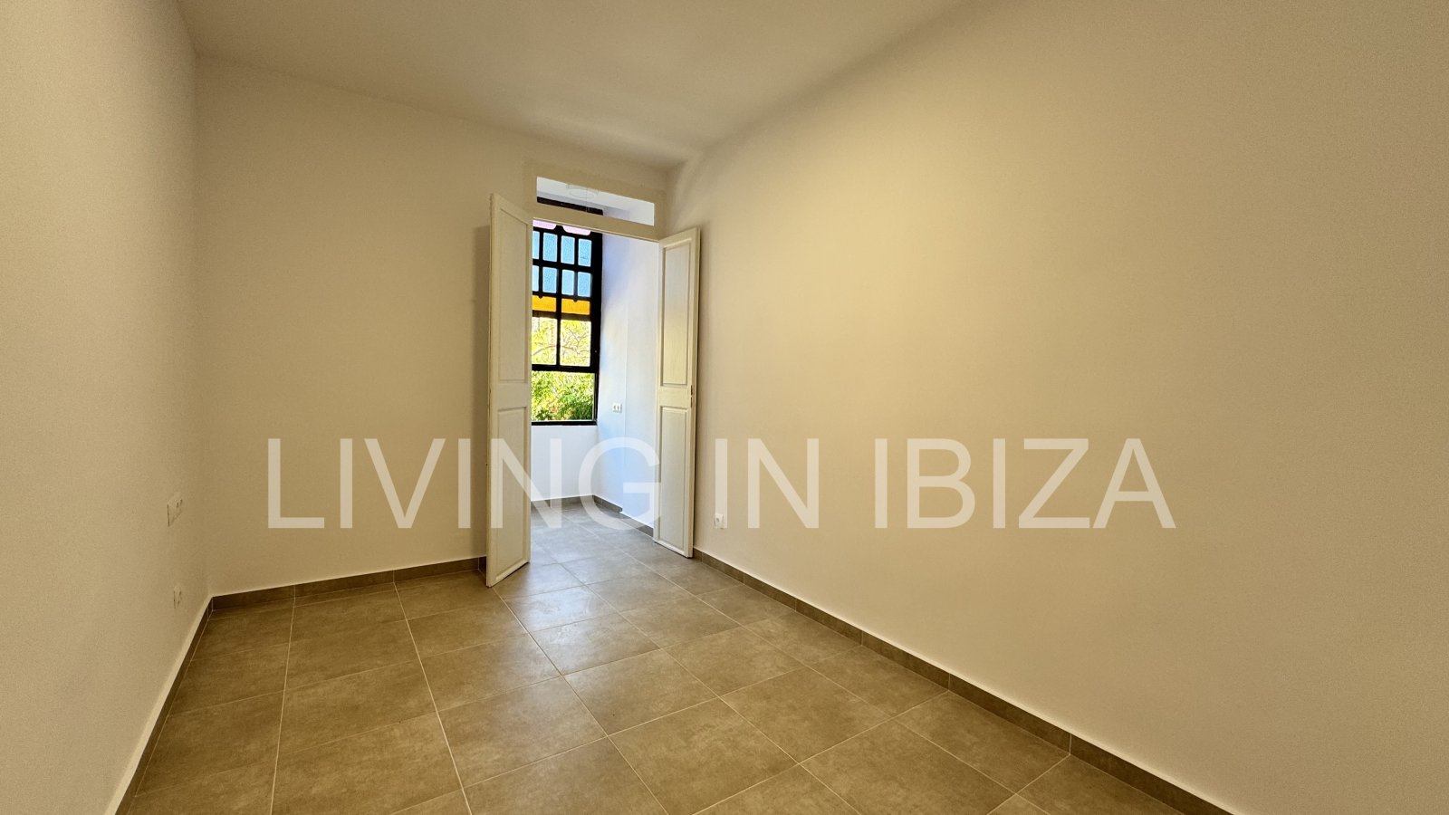 Alquiler larga temporada/contrato anual, piso antiguo recién reformado de aprox. 100 m2 con techos altos en el emblemático Paseo de Vara de Rey de Ibi