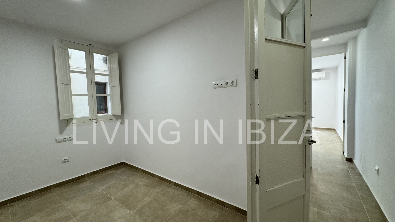 Alquiler larga temporada/contrato anual, piso antiguo recién reformado de aprox. 100 m2 con techos altos en el emblemático Paseo de Vara de Rey de Ibi