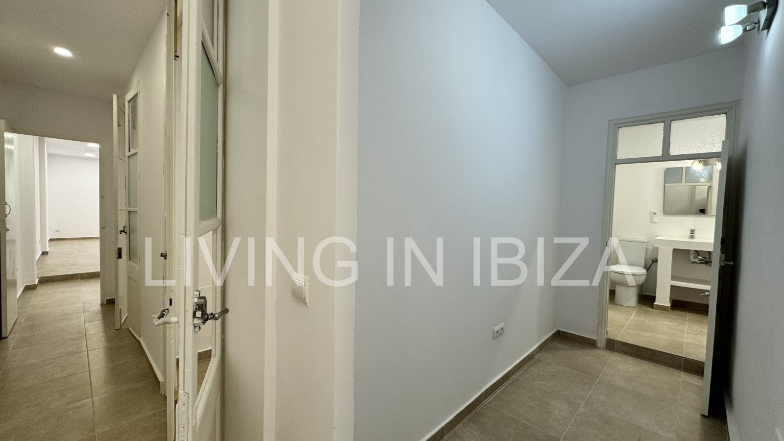 Alquiler larga temporada/contrato anual, piso antiguo recién reformado de aprox. 100 m2 con techos altos en el emblemático Paseo de Vara de Rey de Ibi