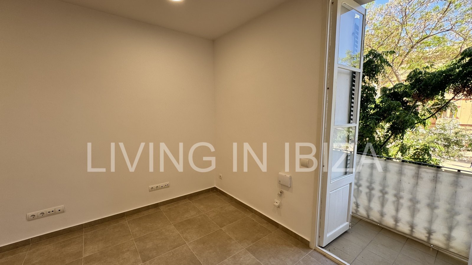 Alquiler larga temporada/contrato anual, piso antiguo recién reformado de aprox. 100 m2 con techos altos en el emblemático Paseo de Vara de Rey de Ibi