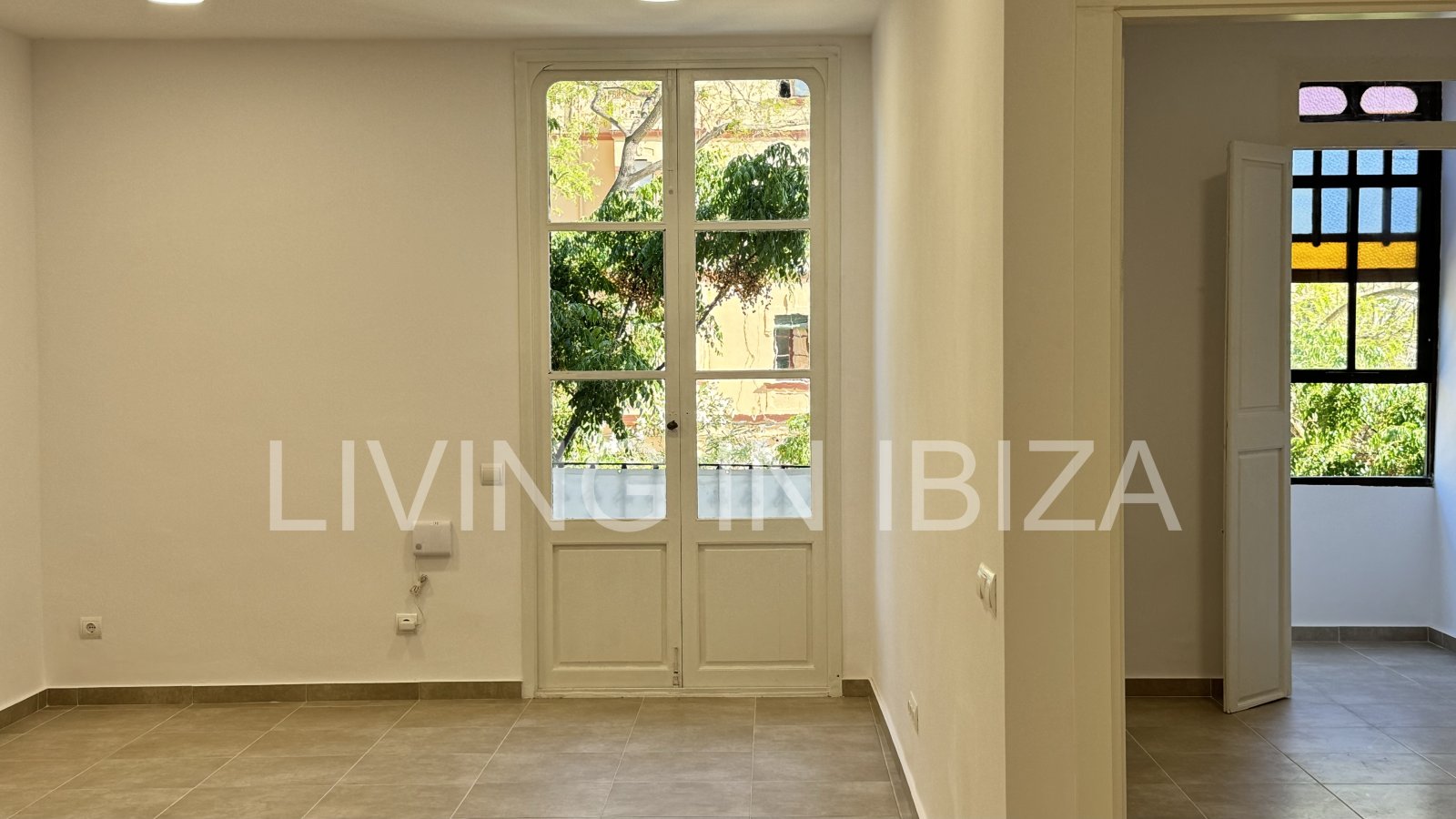 Alquiler larga temporada/contrato anual, piso antiguo recién reformado de aprox. 100 m2 con techos altos en el emblemático Paseo de Vara de Rey de Ibi