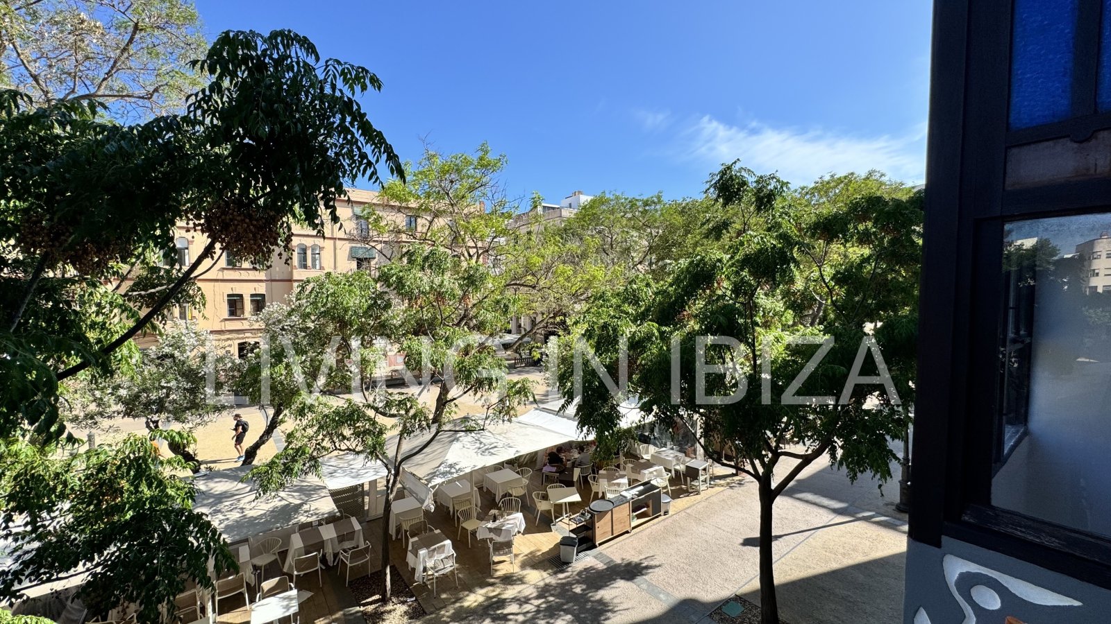 Alquiler larga temporada/contrato anual, piso antiguo recién reformado de aprox. 100 m2 con techos altos en el emblemático Paseo de Vara de Rey de Ibi