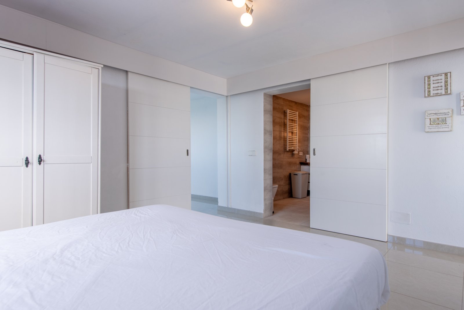 Impresionante villa de 8 dormitorios y 3 plantas con piscina privada y vistas de 180 grados al mar y a la puesta de sol. Ubicada en Ibiza, Cala Conta