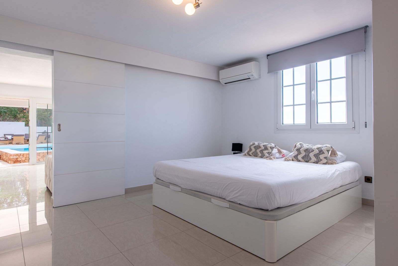 Impresionante villa de 8 dormitorios y 3 plantas con piscina privada y vistas de 180 grados al mar y a la puesta de sol. Ubicada en Ibiza, Cala Conta