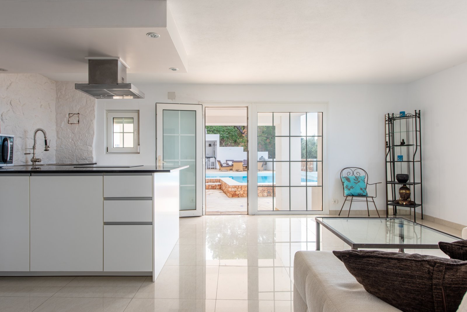 Impresionante villa de 8 dormitorios y 3 plantas con piscina privada y vistas de 180 grados al mar y a la puesta de sol. Ubicada en Ibiza, Cala Conta