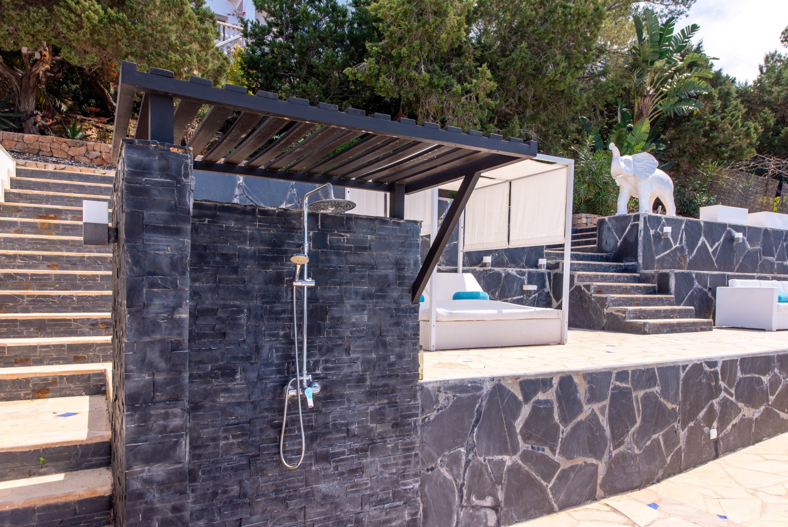 Impresionante villa de 8 dormitorios y 3 plantas con piscina privada y vistas de 180 grados al mar y a la puesta de sol. Ubicada en Ibiza, Cala Conta