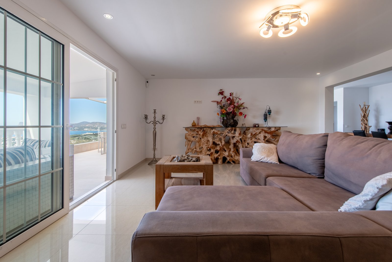 Impresionante villa de 8 dormitorios y 3 plantas con piscina privada y vistas de 180 grados al mar y a la puesta de sol. Ubicada en Ibiza, Cala Conta