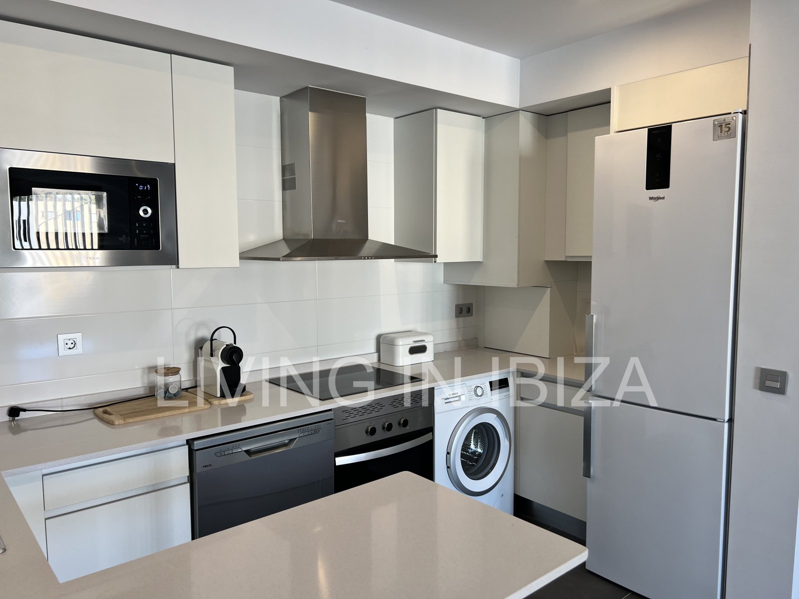 Can Buddha es un atractivo y moderno ático nuevo a estrenar sin amueblar en urbanización de lujo en la ciudad de Santa Eulalia del Río