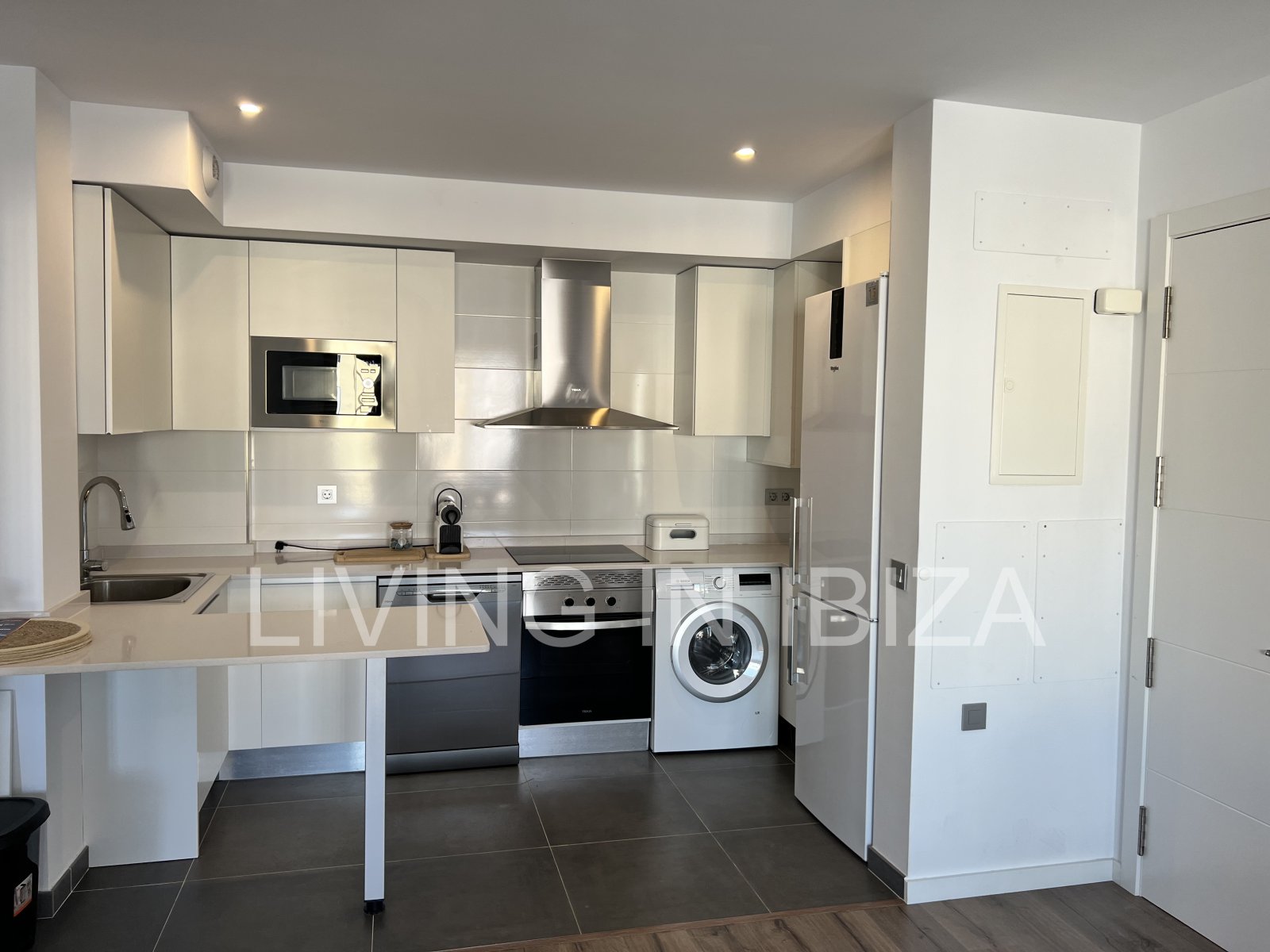 Can Buddha es un atractivo y moderno ático nuevo a estrenar sin amueblar en urbanización de lujo en la ciudad de Santa Eulalia del Río