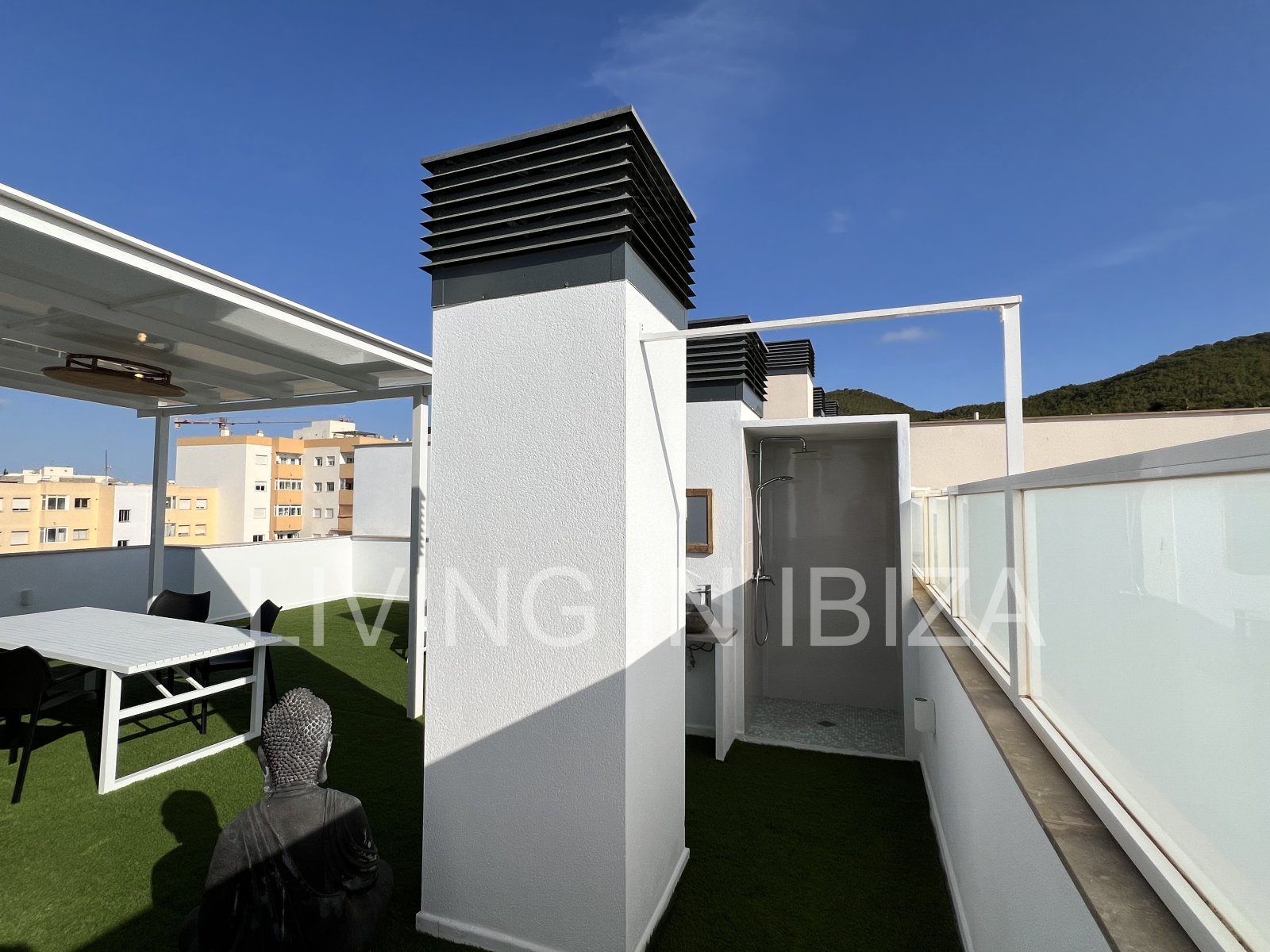 Can Buddha es un atractivo y moderno ático nuevo a estrenar sin amueblar en urbanización de lujo en la ciudad de Santa Eulalia del Río