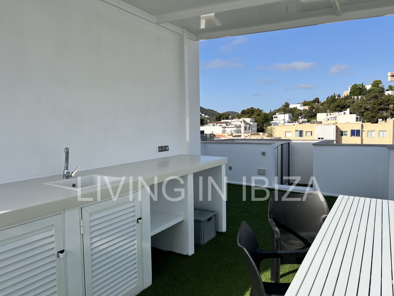 Can Buddha es un atractivo y moderno ático nuevo a estrenar sin amueblar en urbanización de lujo en la ciudad de Santa Eulalia del Río